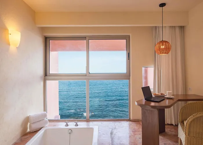 Hotel Club Regina Cabos 4*